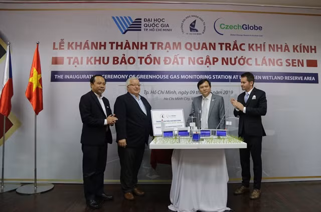 Các đại biểu là lãnh đạo ĐHQG TPHCM, ĐH Khoa học Tự nhiên cùng đại diện Viện nghiên cứu biến đổi toàn cầu -CzechGlobe trước mô hình thu nhỏ của Trạm quan trắc khí nhà kính