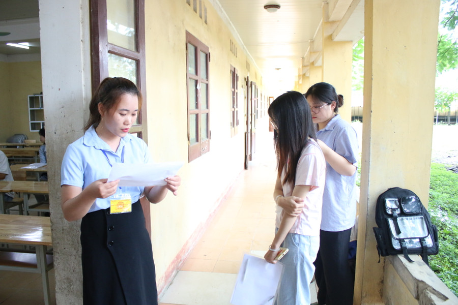 Các thí sinh có mặt đúng giờ làm thủ tục đăng ký dự thi. Các thí sinh có mặt đúng giờ làm thủ tục đăng ký dự thi.