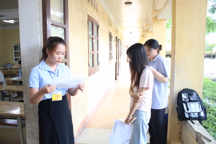 Các thí sinh có mặt đúng giờ làm thủ tục đăng ký dự thi.