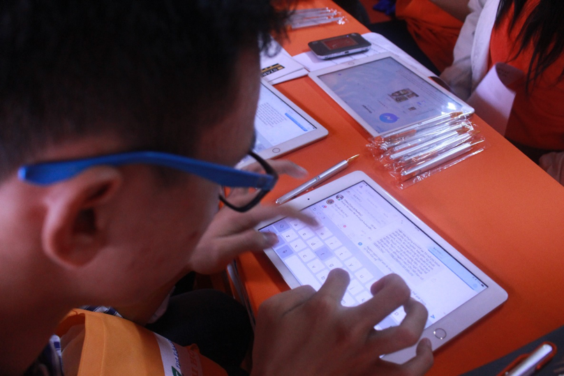 Học sinh các trường trò chuyện cùng Botchat để được tư vấn về ngành nghề mình quan tâm. Trải nghiệm trò chuyện cùng robot Botchat tại: https://www.facebook.com/Bot.FPTU/