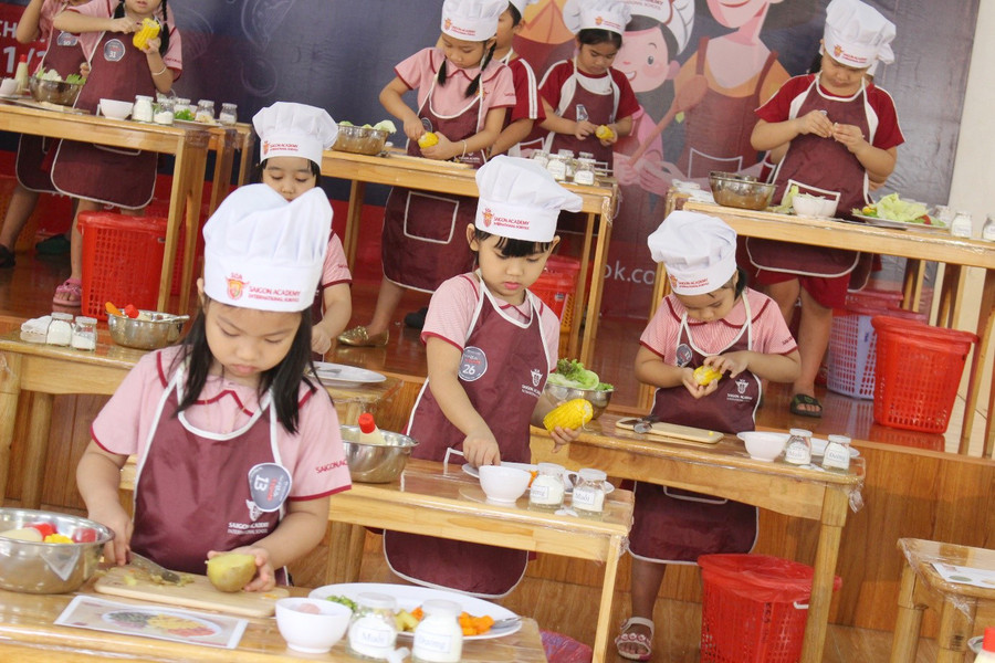 Thí sinh thực hiện chế biến món ăn Thí sinh thực hiện chế biến món ăn