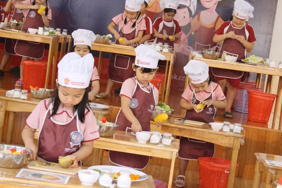 Thí sinh thực hiện chế biến món ăn