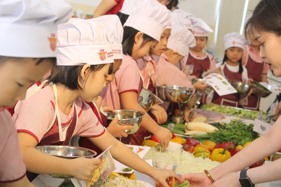 Thí sinh lựa chọn các nguyên vật liệu để thực hiện chế biến món ăn tại vòng 2 cuộc thi Thí sinh lựa chọn các nguyên vật liệu để thực hiện chế biến món ăn tại vòng 2 cuộc thi