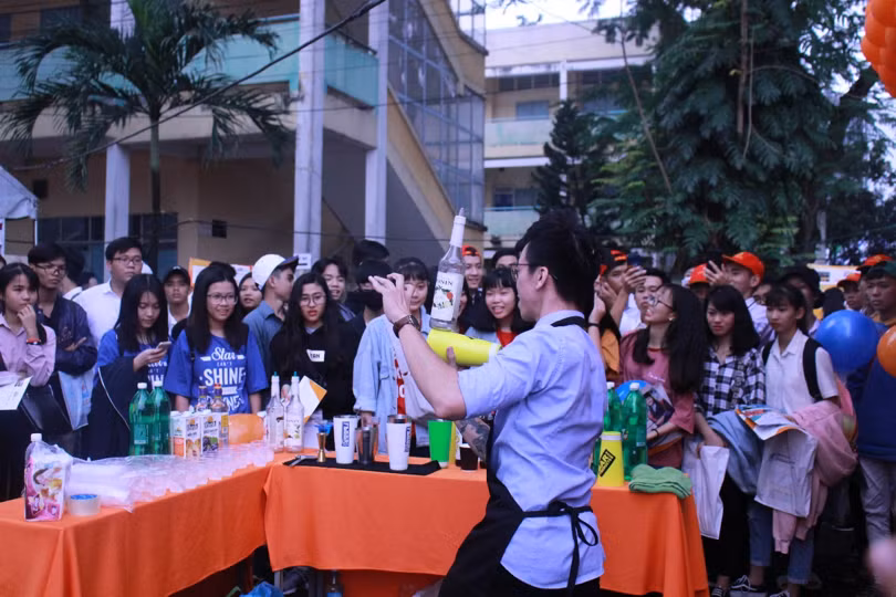 Bên cạnh các chuyên ngành thuộc Khối CNTT, các ngành khác như Quản trị nhà hàng khách sạn, Quản trị kinh doanh, Thiết kế đồ hoạ, Ngôn ngữ Anh, Ngôn ngữ Nhật được đào tạo tại ĐH FPT cũng được đông đảo học sinh quan tâm. Cũng trong ngày hội, hàng ngàn bộ hồ sơ đăng ký dự kỳ thi tuyển 13/5/2018 cũng đã được gửi đến học sinh và phụ huynh