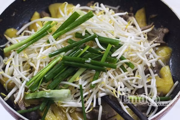 Lòng gà xào dứa thanh ngọt cho bữa cơm cuối tuần Long ga xao dua thanh ngot cho bua com cuoi tuan