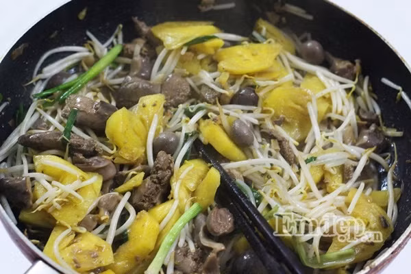 Lòng gà xào dứa thanh ngọt đưa cơm 