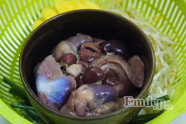 Lòng gà xào dứa thanh ngọt cho bữa cơm cuối tuần Long ga xao dua thanh ngot cho bua com cuoi tuan