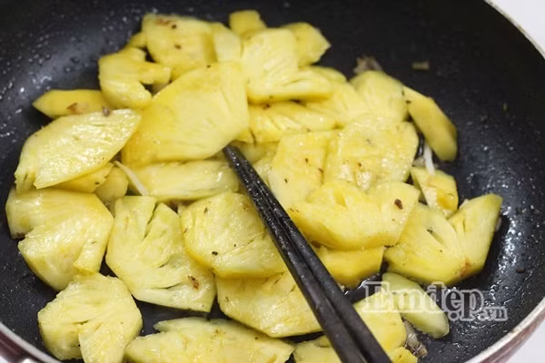 Lòng gà xào dứa thanh ngọt cho bữa cơm cuối tuần Long ga xao dua thanh ngot cho bua com cuoi tuan