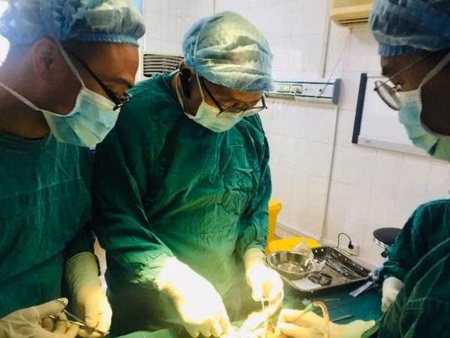 cau be 9 tuoi co 70 chiec rang, bs nhac neu rang tre mai khong moc nen kham ngay - 3