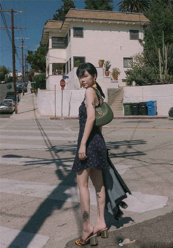 4 món đơn giản diện hằng ngày giúp chị em “nấm lùn” cao như cô nàng mét 7 ảnh 15 ba met be doi ma trong cao rao chang thua hoi 1m7, day la 4 mon chi em can sam - 16