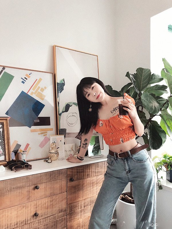 4 món đơn giản diện hằng ngày giúp chị em “nấm lùn” cao như cô nàng mét 7 ảnh 2 ba met be doi ma trong cao rao chang thua hoi 1m7, day la 4 mon chi em can sam - 3