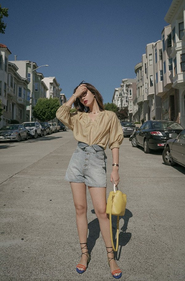 4 món đơn giản diện hằng ngày giúp chị em “nấm lùn” cao như cô nàng mét 7 ảnh 7 ba met be doi ma trong cao rao chang thua hoi 1m7, day la 4 mon chi em can sam - 8