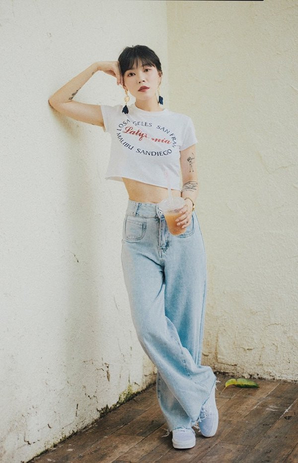 4 món đơn giản diện hằng ngày giúp chị em “nấm lùn” cao như cô nàng mét 7 ảnh 1 ba met be doi ma trong cao rao chang thua hoi 1m7, day la 4 mon chi em can sam - 1