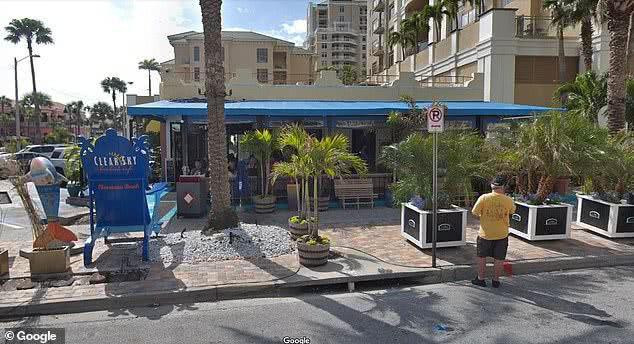 Cãi nhau với người yêu, cô gái tip cho nhân viên phục vụ hơn trăm triệu từ thẻ visa của bạn trai - Ảnh 1. Cãi nhau với người yêu, cô gái tip cho nhân viên phục vụ hơn trăm triệu từ thẻ visa của bạn trai - Ảnh 1.