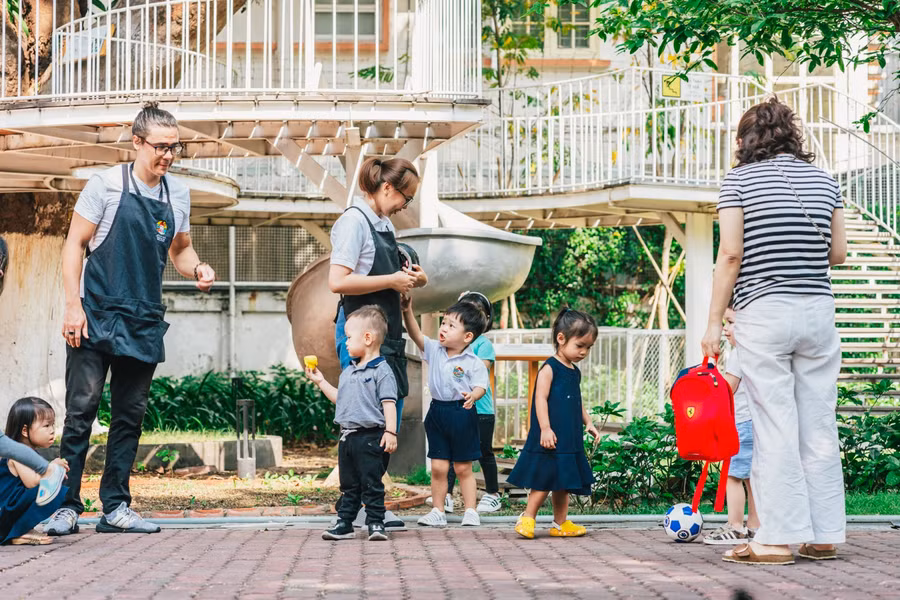 Môi trường học tập linh hoạt với các hoạt động khám phá diễn ra bên trong và ngoài lớp tại Trường mầm non Little Em’s thúc đẩy trẻ tự tin bộc lộ khả năng, hứng thú của mình.