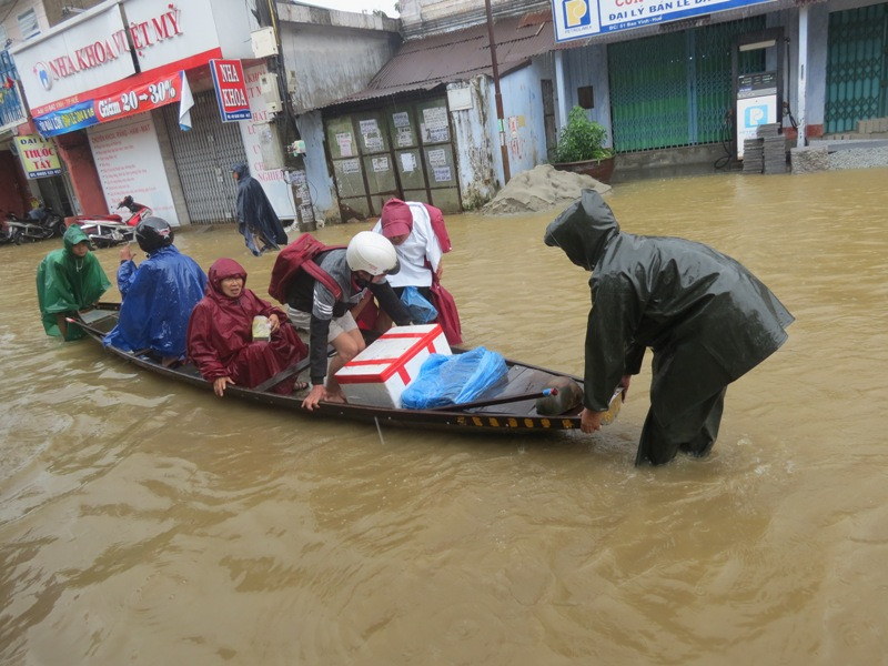 Người dân vùng lũ dùng phương tiện ghe đò để đi lại