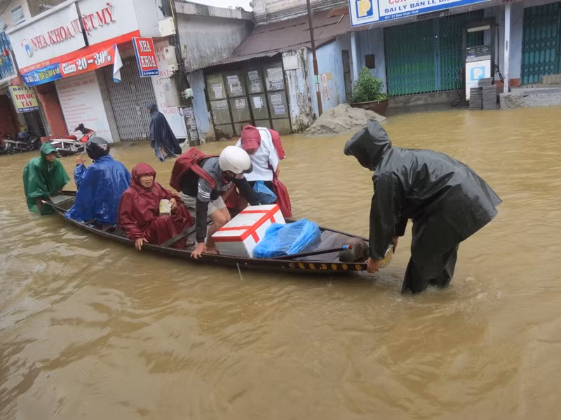 Người dân vùng lũ dùng phương tiện ghe đò để đi lại