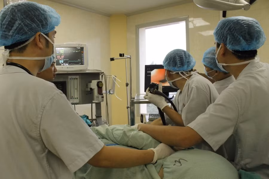 Bệnh nhân được phẫu thuật nội soi để gắp mảnh xương bị hóc trước đó