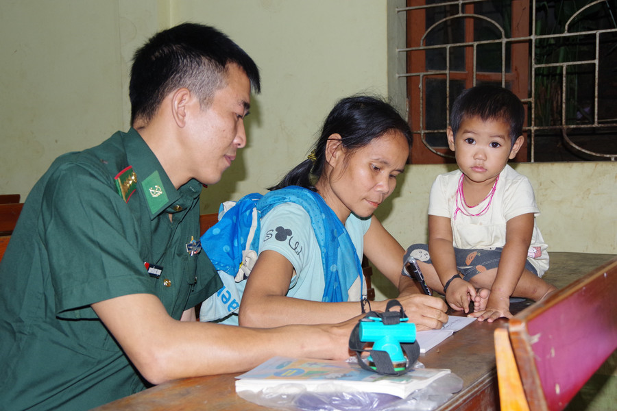 Lớp xóa mù chữ ở bản Phồng, xã Tam Hợp. (Ảnh: Hải Thượng) Lớp xóa mù chữ ở bản Phồng, xã Tam Hợp. (Ảnh: Hải Thượng)