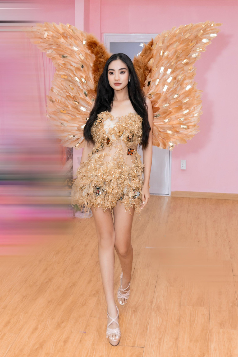 Buổi diễu hành chắc chắn sẽ thu hút đông đảo khán giả dõi theo trên các trục đường chính tại thiên đường biển Quy Nhơn. Cùng với đó là những màn trình diễn hứa hẹn đầy mãn nhãn từ các thí sinh vòng chung kết Miss World Vietnam 2022. Buổi diễu hành chắc chắn sẽ thu hút đông đảo khán giả dõi theo trên các trục đường chính tại thiên đường biển Quy Nhơn. Cùng với đó là những màn trình diễn hứa hẹn đầy mãn nhãn từ các thí sinh vòng chung kết Miss World Vietnam 2022.