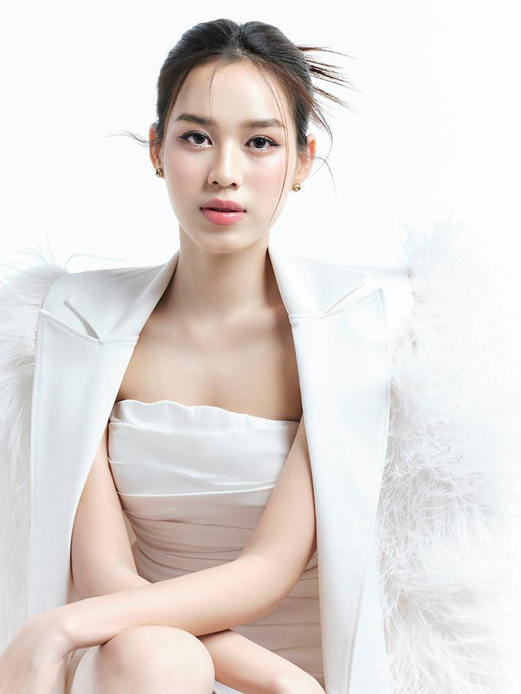 Mỹ nhân 10x chứng minh đẳng cấp nhan sắc xứng danh Hoa hậu Việt Nam 2020. Các bức ảnh chụp cận cho thấy các đường nét nổi bật cùng tổng thể rất hài hòa trên gương mặt đẹp “không góc chết" của cô. Mỹ nhân 10x chứng minh đẳng cấp nhan sắc xứng danh Hoa hậu Việt Nam 2020. Các bức ảnh chụp cận cho thấy các đường nét nổi bật cùng tổng thể rất hài hòa trên gương mặt đẹp “không góc chết" của cô.