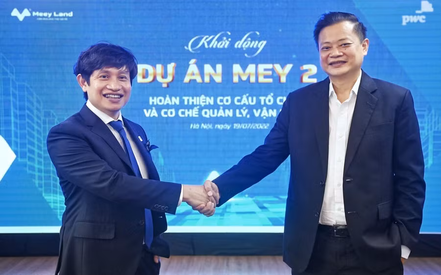 Ông Hoàng Mai Chung - Chủ tịch Hội đồng Quản trị Công ty Cổ phần Tập đoàn Meey Land và ông Johnathan SL Ooi - Phó Tổng Giám Đốc PwC Việt Nam, Lãnh đạo mảng tư vấn Thương vụ trong lễ Khởi động dự án MEY 2
