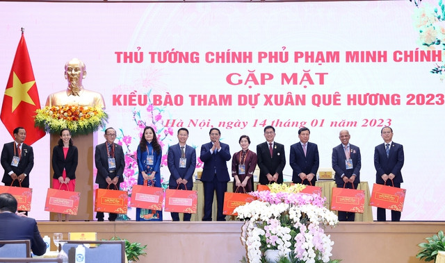 Thủ tướng tặng quà lưu niệm cho kiều bào tại cuộc gặp - Ảnh: VGP/Nhật Bắc