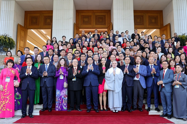 Thủ tướng chụp ảnh lưu niệm cùng kiều bào - Ảnh: VGP/Nhật Bắc
