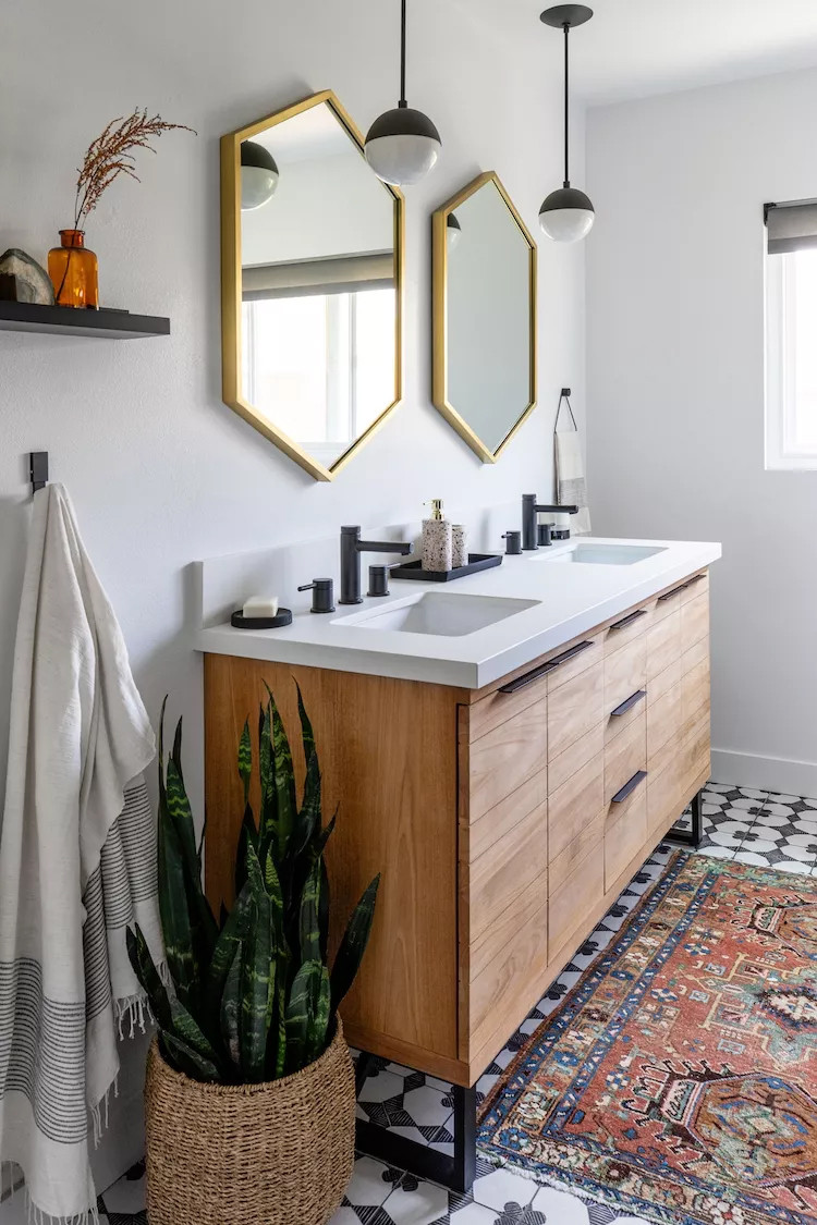 Yếu tố nhỏ của gỗ sẽ tương phản đẹp mắt với gạch sắc nét. (Ảnh: ITN) Yếu tố nhỏ của gỗ sẽ tương phản đẹp mắt với gạch sắc nét. (Ảnh: ITN)