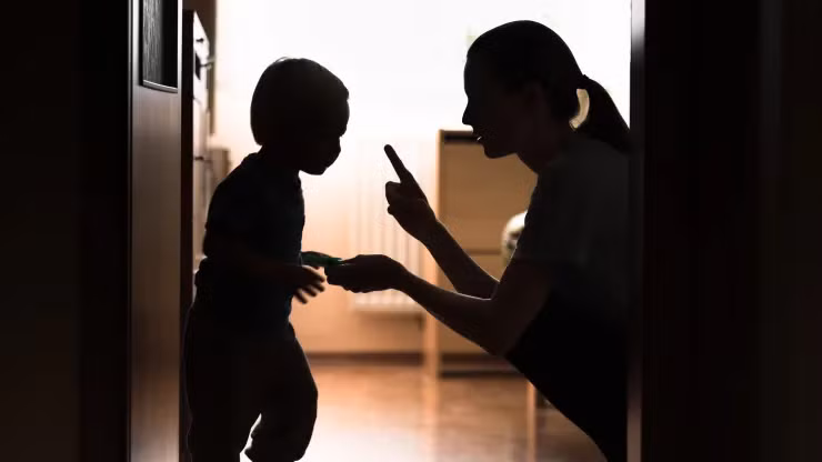 Hãy bắt đầu trò chuyện với con về sự đồng cảm và lý do tại sao ăn cắp là sai. (Ảnh: ITN).