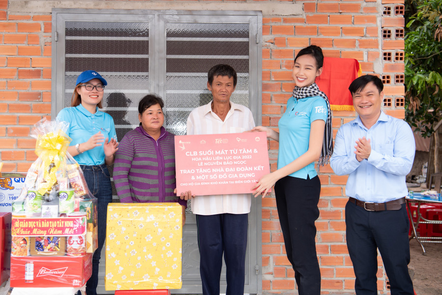 Chuỗi dự án Tết Hạnh Phúc - Về Miền biên giới nằm trong chuỗi dự án Tết Hạnh Phúc do Công ty Sen Vàng và CLB Suối Mát Từ Tâm phối hợp tổ chức. Chuỗi dự án Tết Hạnh Phúc - Về Miền biên giới nằm trong chuỗi dự án Tết Hạnh Phúc do Công ty Sen Vàng và CLB Suối Mát Từ Tâm phối hợp tổ chức.