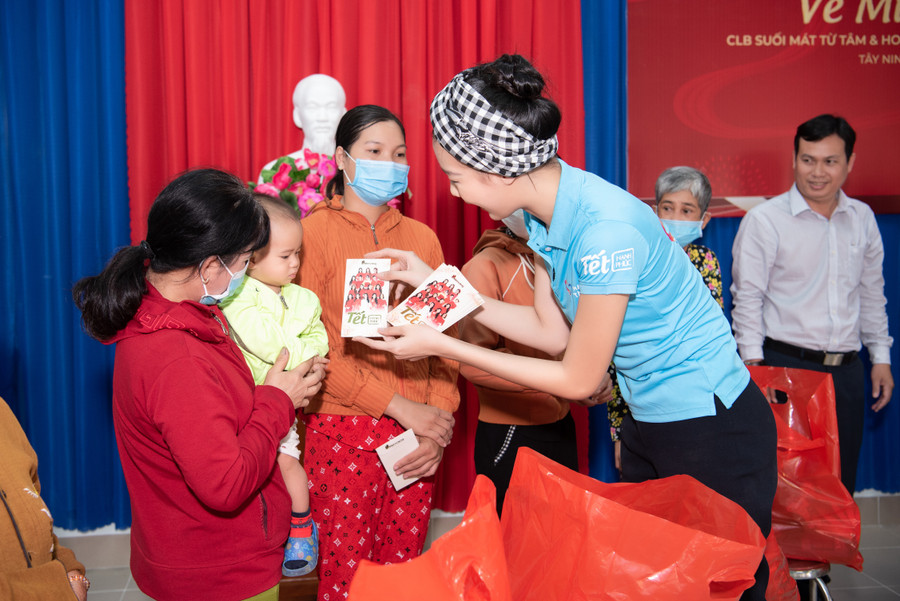 Là một trong những nàng hậu có trái tim yêu thương và đầy lòng nhân ái, Bảo Ngọc đã thực hiện 2 chuyến thiện nguyện ở vùng Biên giới Gia Lai và Tây Ninh. Là một trong những nàng hậu có trái tim yêu thương và đầy lòng nhân ái, Bảo Ngọc đã thực hiện 2 chuyến thiện nguyện ở vùng Biên giới Gia Lai và Tây Ninh.