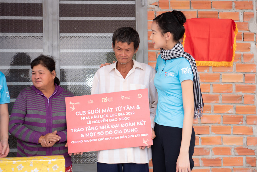 Nhà Đại đoàn kết là dự án Hoa hậu Bảo Ngọc vô cùng tâm huyết, ấp ủ từ lâu với mong muốn có thể giúp đỡ được nhiều hoàn cảnh đặc biệt khó khăn. Nhà Đại đoàn kết là dự án Hoa hậu Bảo Ngọc vô cùng tâm huyết, ấp ủ từ lâu với mong muốn có thể giúp đỡ được nhiều hoàn cảnh đặc biệt khó khăn.