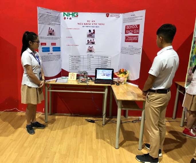 Hoàng và Ngọc bên sản phẩm Máy khắc mini CNC
