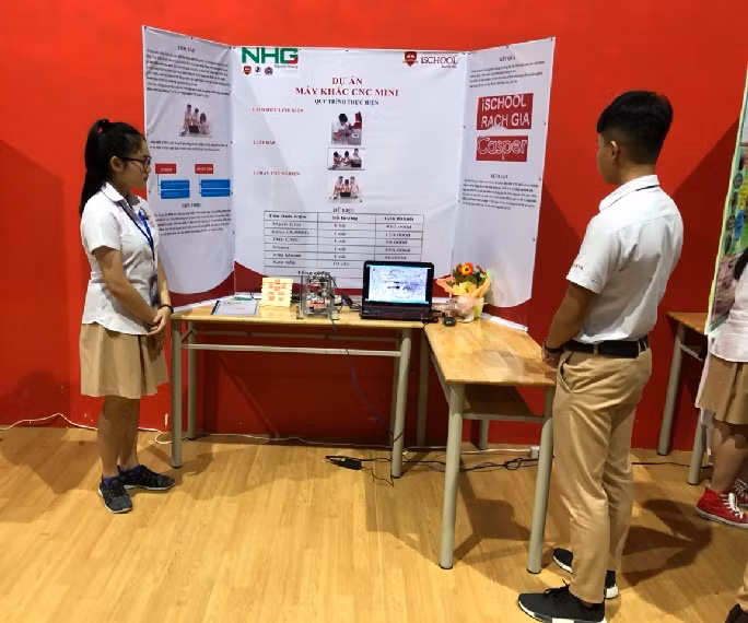 Hoàng và Ngọc bên sản phẩm Máy khắc mini CNC