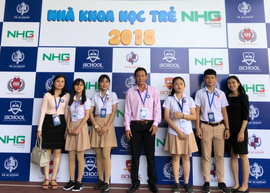 Thầy cô cùng hai nhóm thi tại Vòng chung kết diễn ra tại Thành phố Hồ Chí Minh