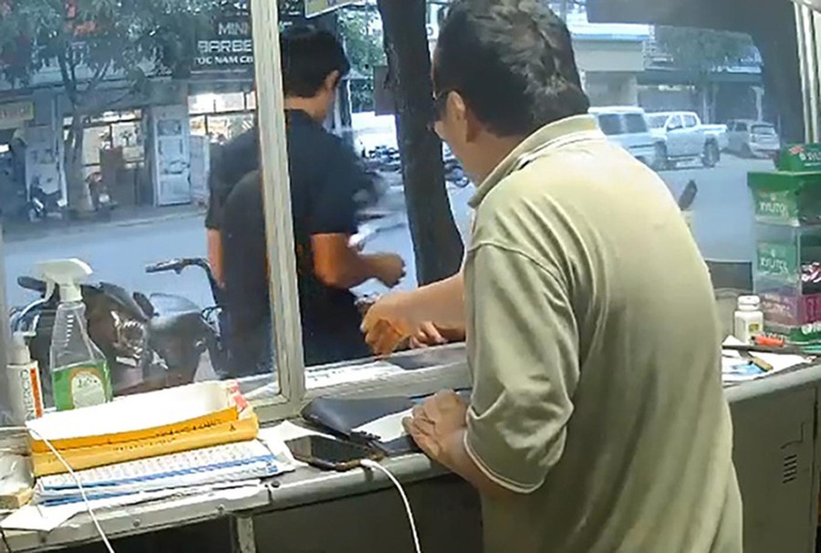 Nam thanh niên bỏ đi khi chưa thanh toán số tiền 2 triệu đồng. Ảnh cắt từ clip Nam thanh niên bỏ đi khi chưa thanh toán số tiền 2 triệu đồng. Ảnh cắt từ clip