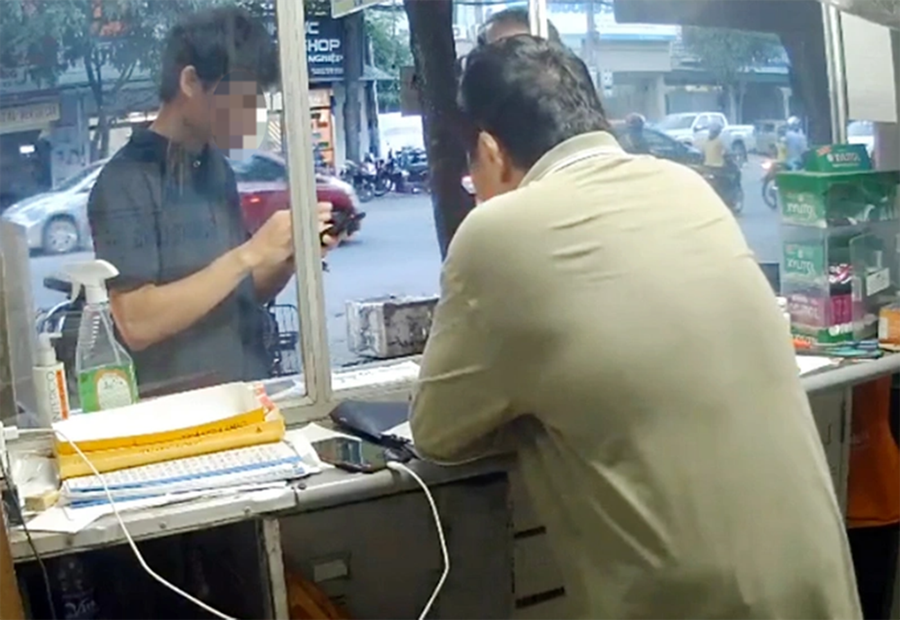 Nam thanh niên vào mua 4 thẻ cào điện thoại mệnh giá 500.000 đồng sau đó bỏ chạy. Ảnh cắt từ clip Nam thanh niên vào mua 4 thẻ cào điện thoại mệnh giá 500.000 đồng sau đó bỏ chạy. Ảnh cắt từ clip