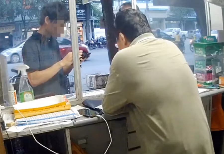 Nam thanh niên vào mua 4 thẻ cào điện thoại mệnh giá 500.000 đồng sau đó bỏ chạy. Ảnh cắt từ clip