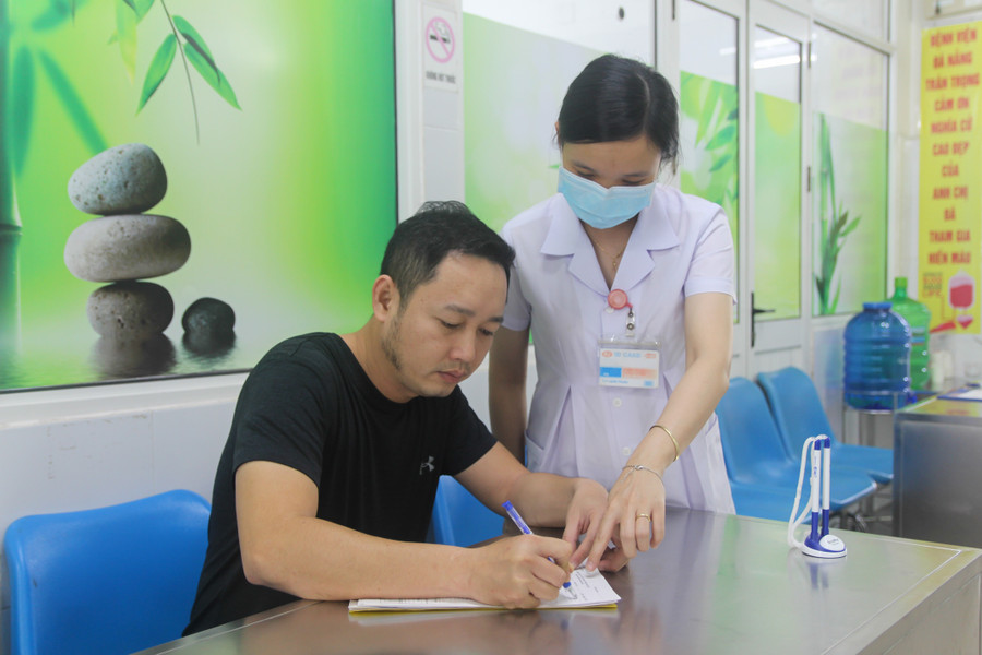 Người đến hiến máu được hướng dẫn tận tình, đảm bảo các thủ tục theo quy định.