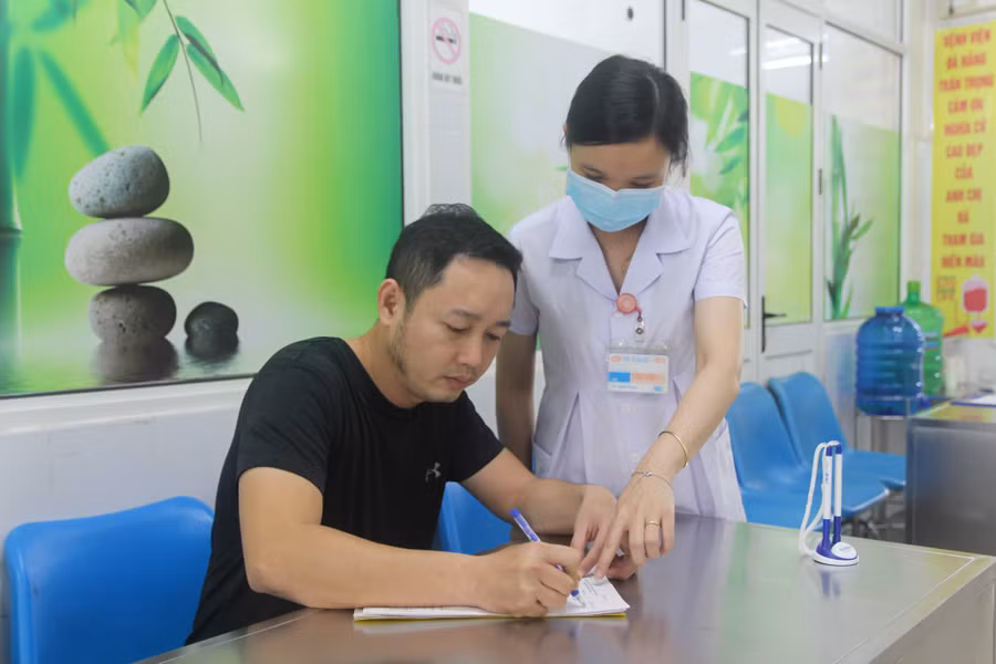 Người đến hiến máu được hướng dẫn tận tình, đảm bảo các thủ tục theo quy định.