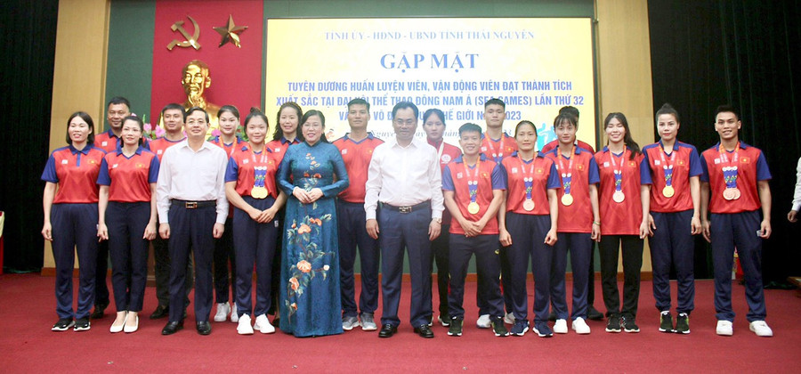 Lãnh đạo tỉnh Thái Nguyên chúc mừng các VĐV, HLV. Lãnh đạo tỉnh Thái Nguyên chúc mừng các VĐV, HLV.