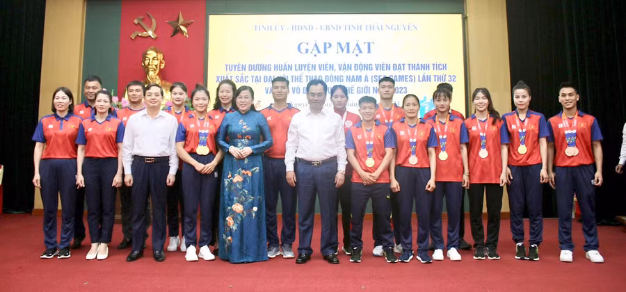 Lãnh đạo tỉnh Thái Nguyên chúc mừng các VĐV, HLV. Lãnh đạo tỉnh Thái Nguyên chúc mừng các VĐV, HLV.