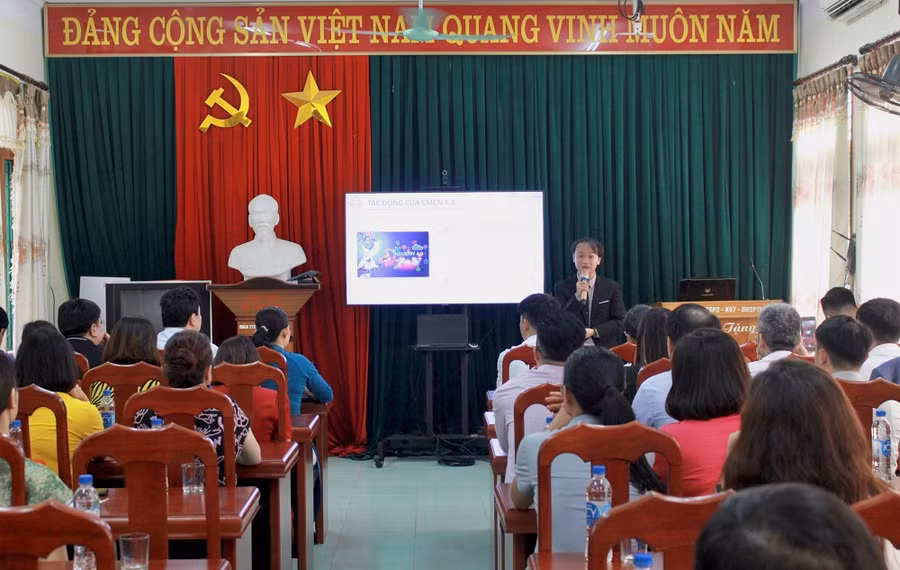 Toạ đàm và trò chuyện chuyên đề “Giáo dục Steam định hướng công nghệ số đáp ứng chương trình giáo dục phổ thông 2018”.