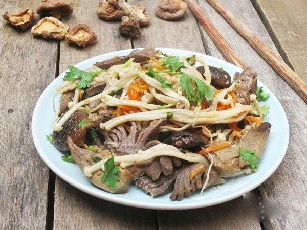 Lòng gà xào nấm nhanh gọn, ngon cơm