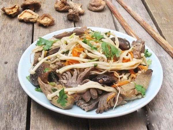 Long ga xao nam nhanh gon cho ngay dau tuan