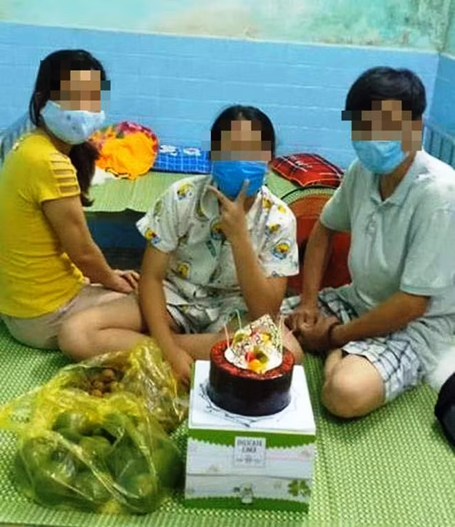 Ảnh ông Hà Văn Cường - Phó Chủ tịch phường 5 (TP. Đông Hà) tổ chức sinh nhật tại khu cách ly được đưa lên Facebook.