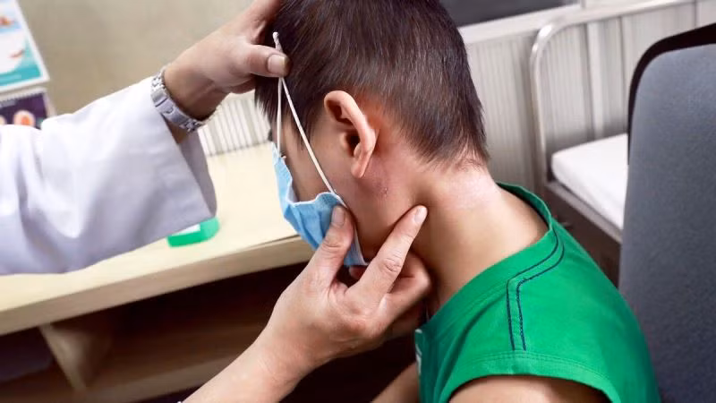 Bệnh nhân nhi đang được điều trị tại Bệnh viện Trung ương Huế.