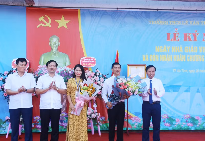 Lãnh đạo thành phố tặng hoa chúc mừng nhà trường.