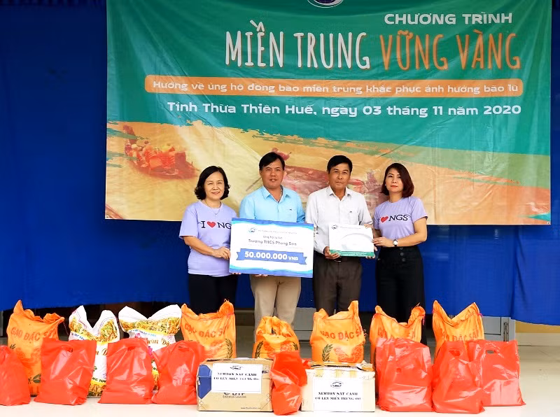 Đoàn tặng quà và 50 triệu đồng Trường THCS Phong Sơn.